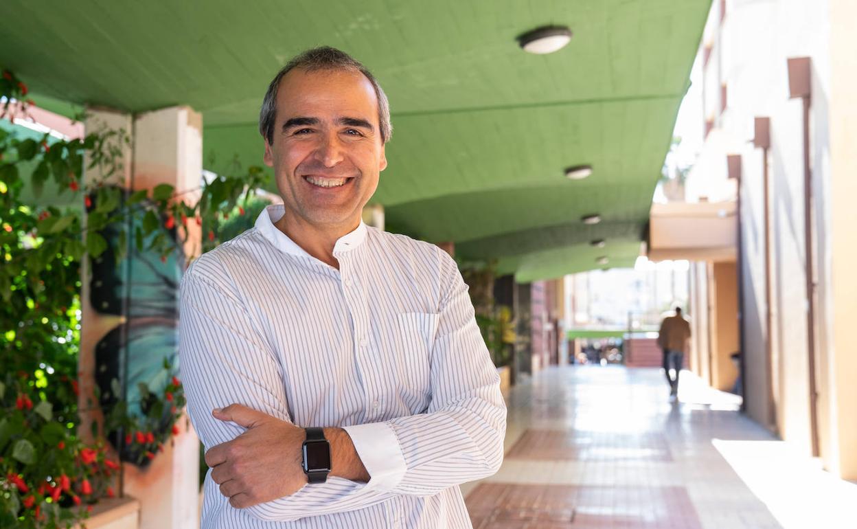 Juan Antonio Perles, en la Facultad de Filosofía y Letras, de la que será máximo responsable por otros cuatro años. 