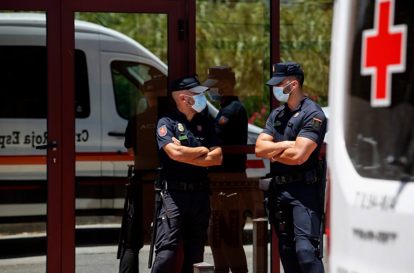 Policías con trajes especiales en los exteriores del centro.