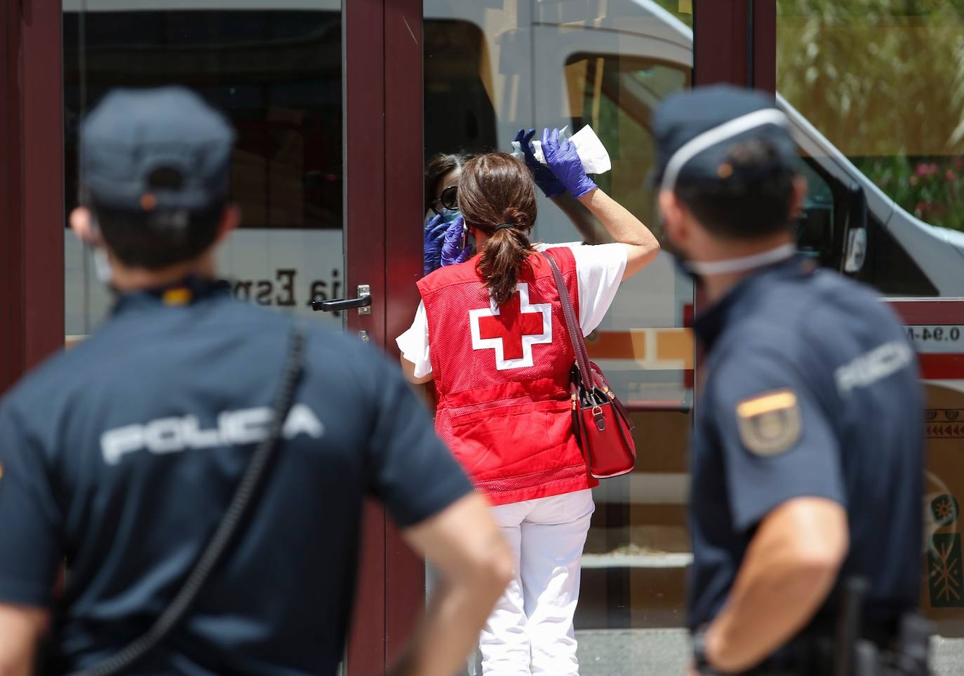 Policías con trajes especiales en los exteriores del centro.