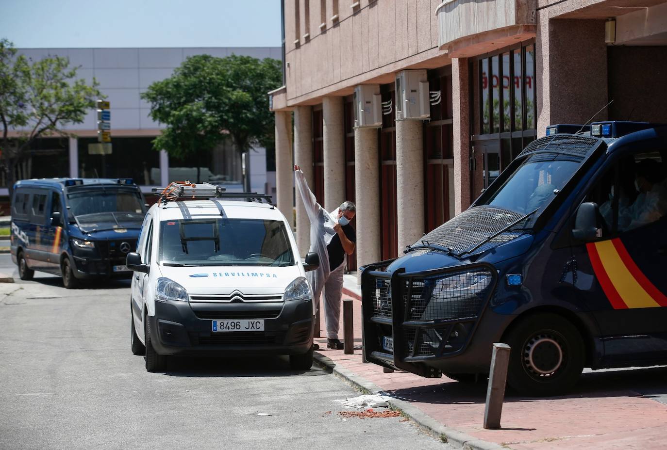 Policías con trajes especiales en los exteriores del centro.