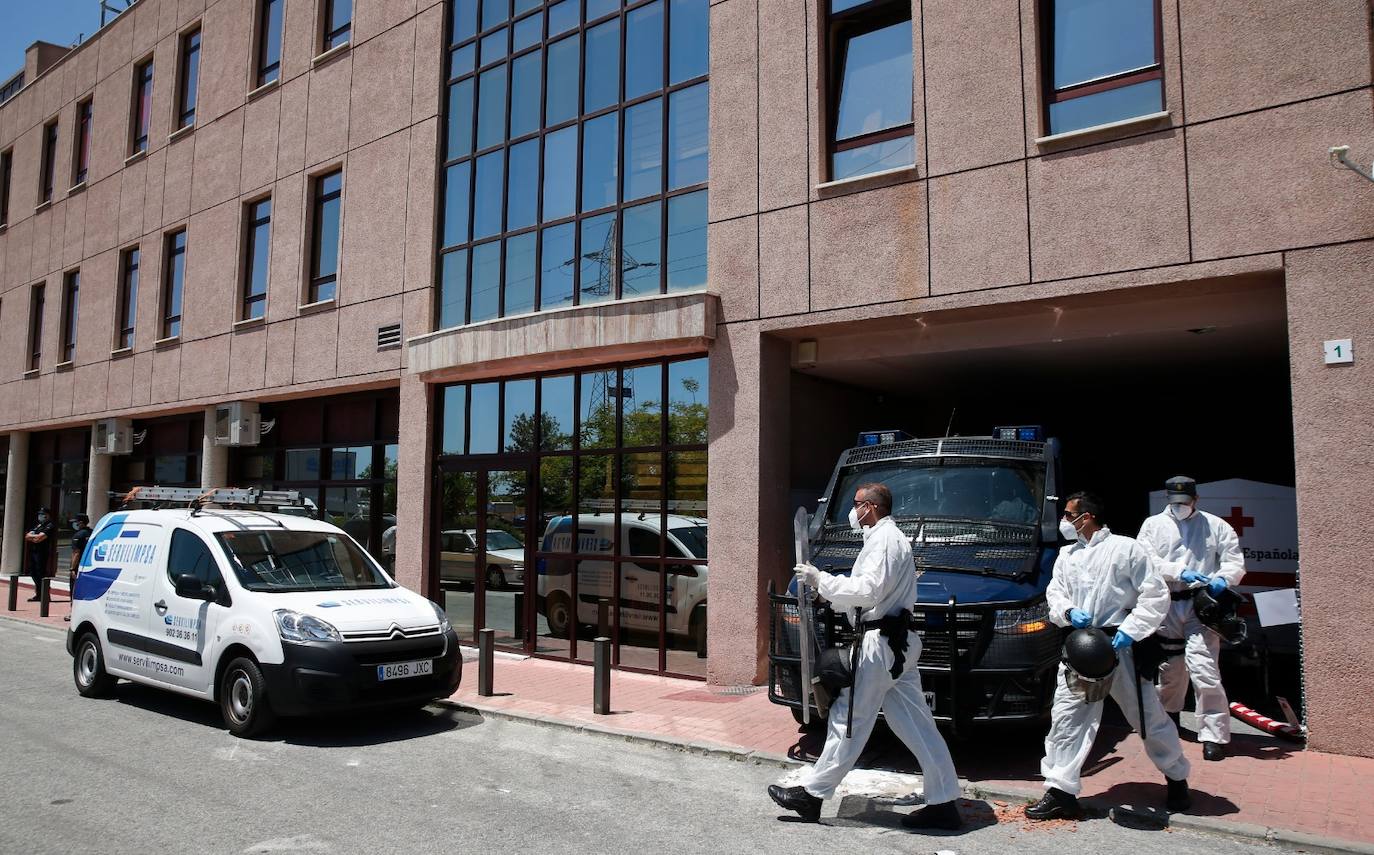 Policías con trajes especiales en los exteriores del centro.