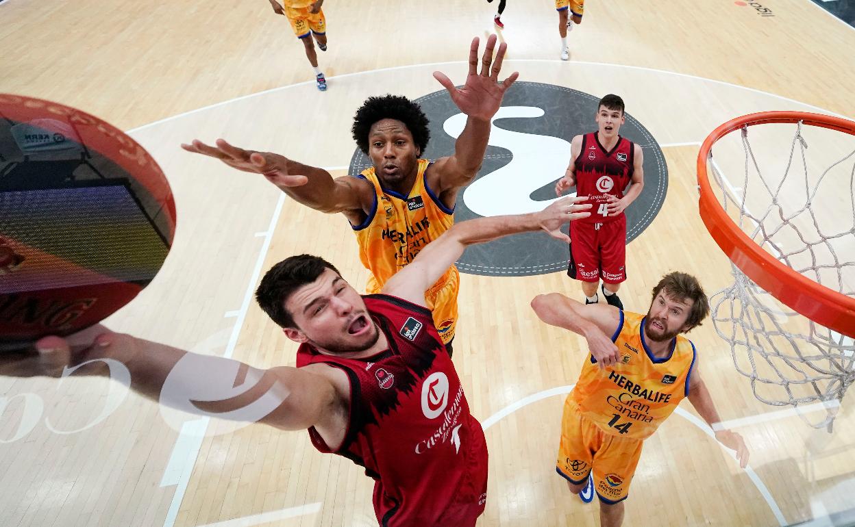Barreiro intenta una canasta en el partido entre el Zaragoza y el Gran Canaria en la Fase Final. 