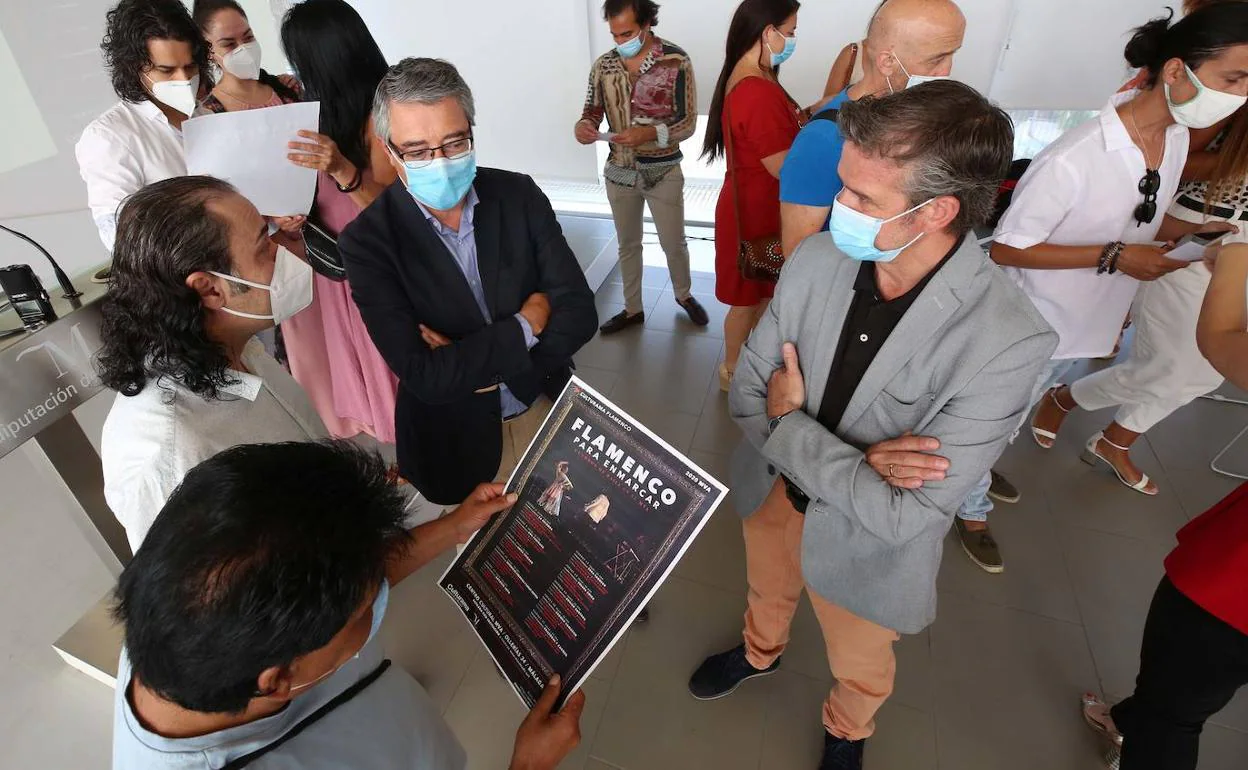 El presidente de Diputación, Francisco Salado, junto a los artistas que han participado en la presentación.