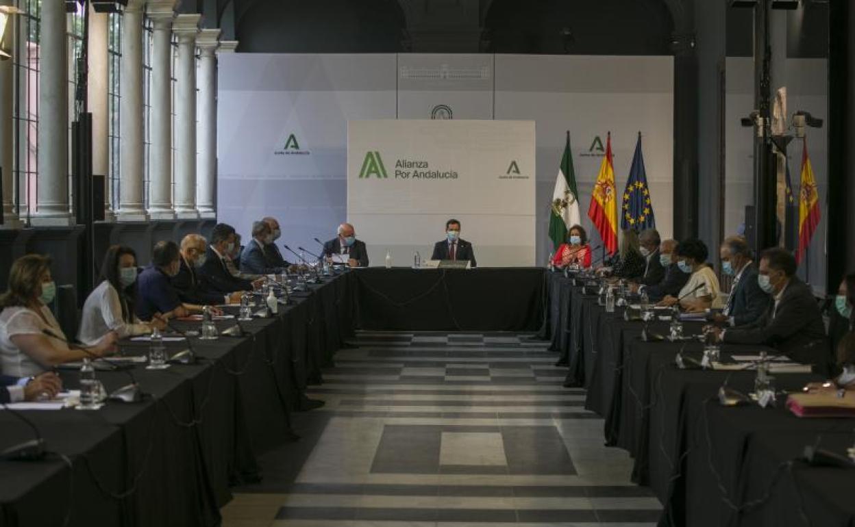 Juanma Moreno se compromete a compensar el esfuerzo de los sanitarios durante la pandemia