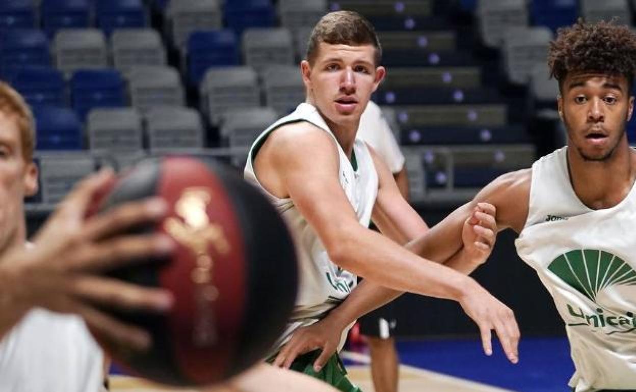 Morgan Stilma, junto a Ismael Tamba, en un entrenamiento de pretemporada con el Unicaja. 