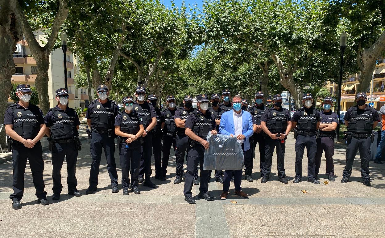 Agentes de la Policía Local de Vélez-Málaga, con el concejal del área, Chema Domínguez. 