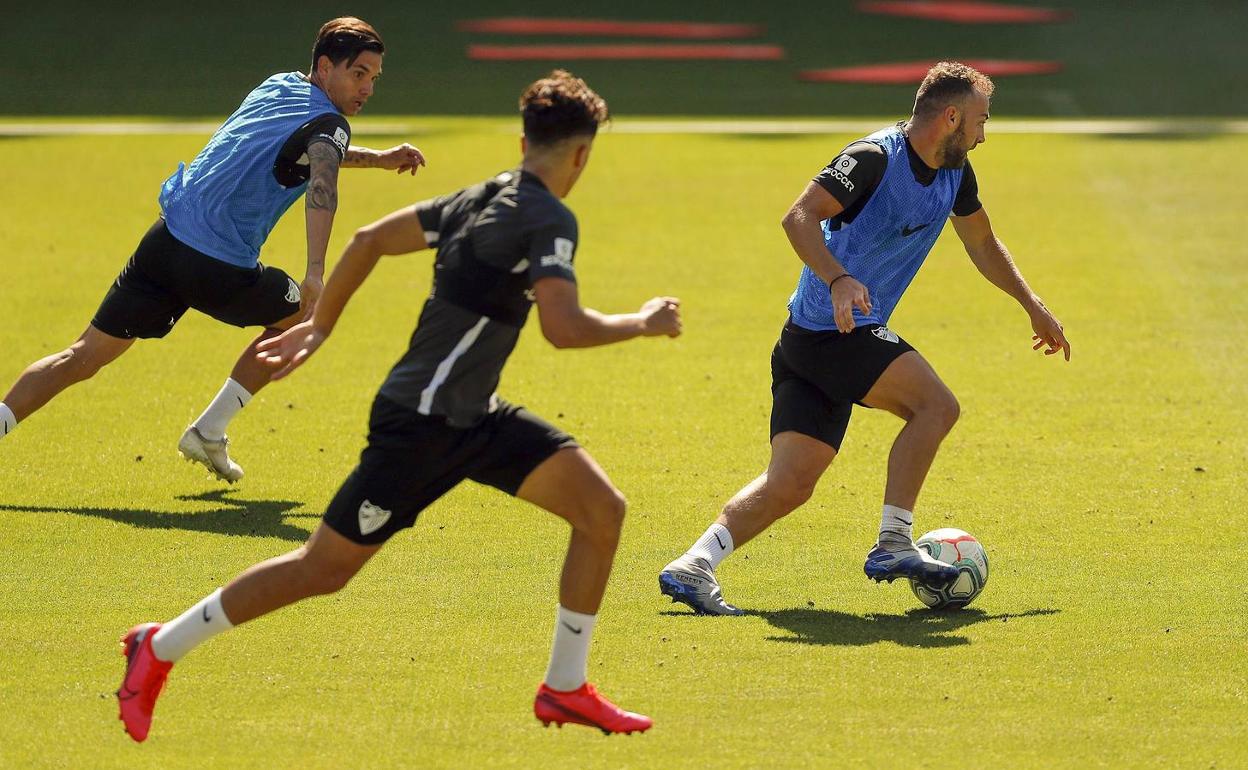 Keidi avanza con la pelota en un partidillo de entrenamiento. 