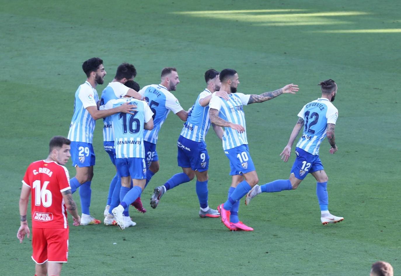 El Málaga gana al Girona (2-0).