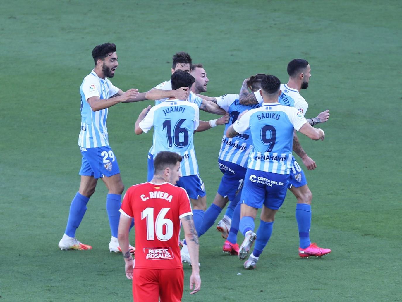 El Málaga gana al Girona (2-0).