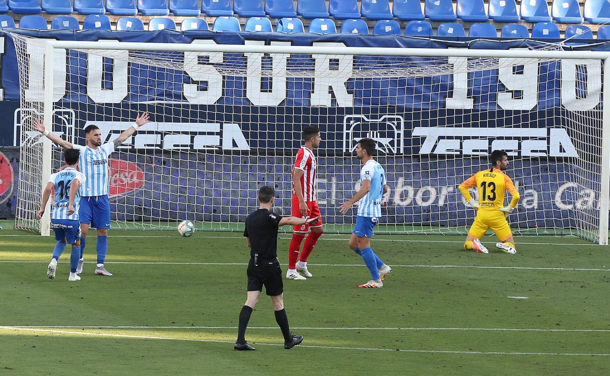 Sadiku celebra su gol, el 2-0, en el partido de esta tarde. 