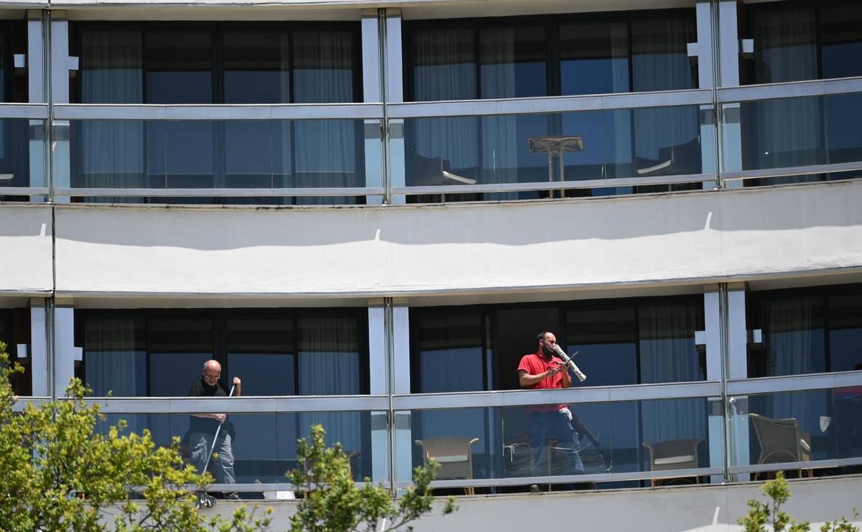 Trabajos de limpieza en el Gran Meliá Don Pepe