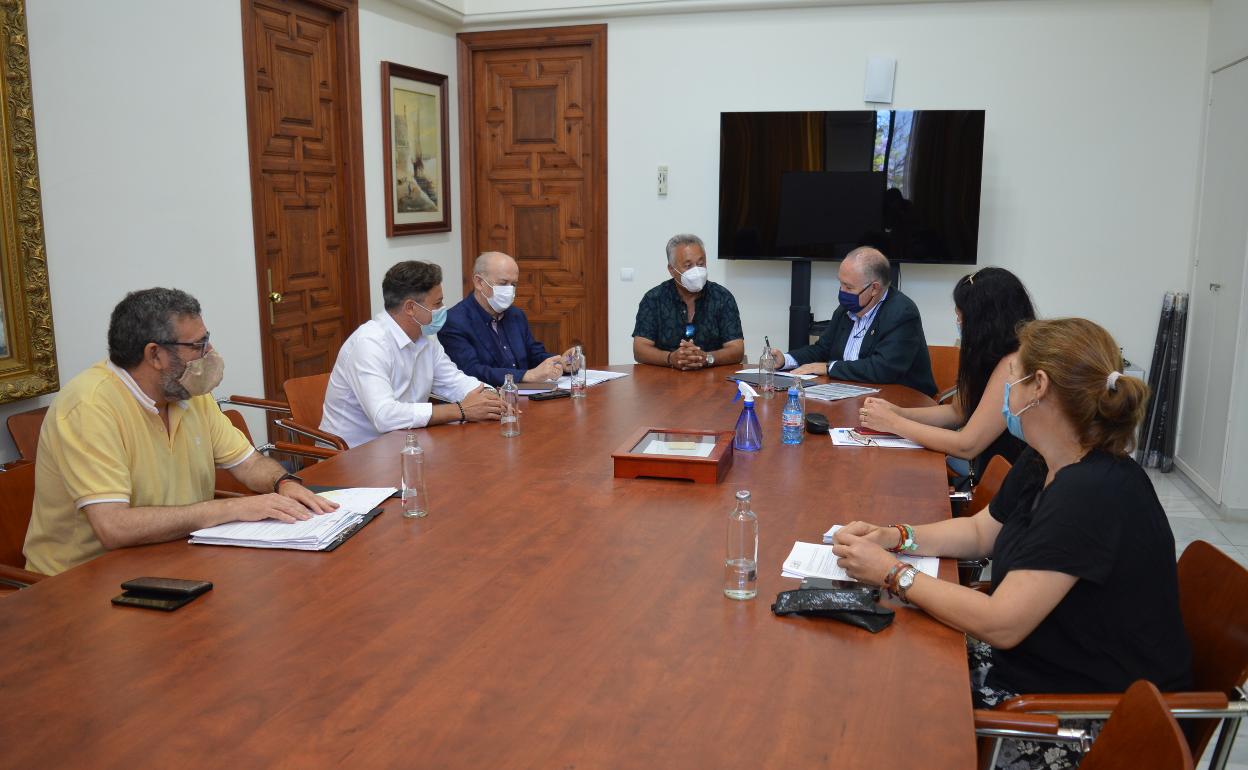 Reunión entre ediles y representantes de los empresarios. 