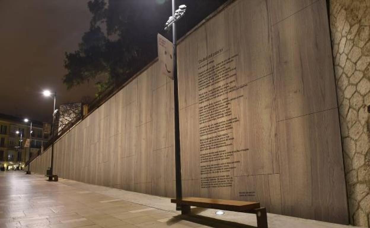 El Ayuntamiento de Málaga adjudica tres años después la instalación en la calle del poema 'Ciudad del paraíso'