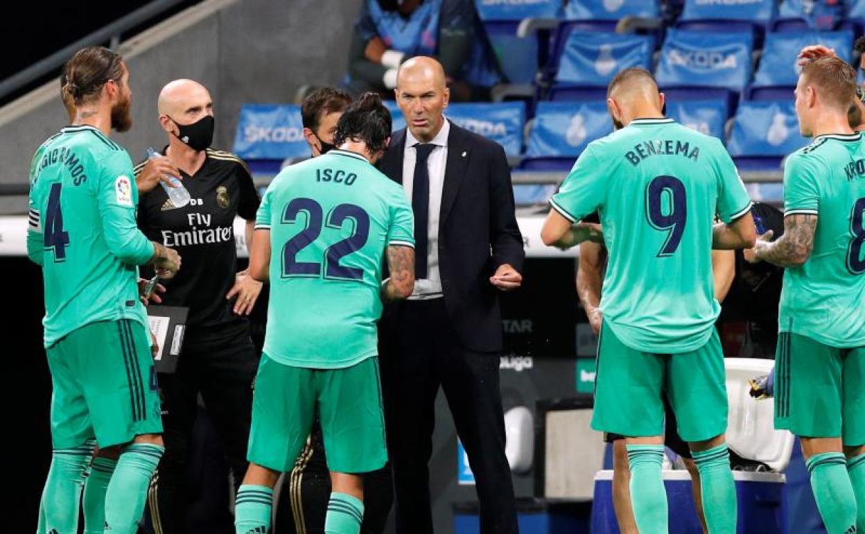 Zidane da indicaciones a sus futbolistas durante el partido ante el Espanyol. 