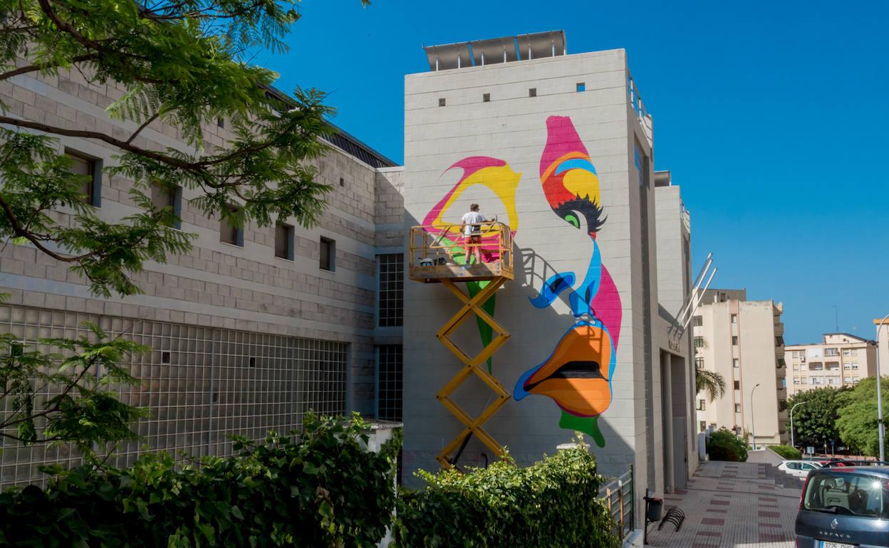 El artista Curro Leyton trabaja en el mural 'Fémina'