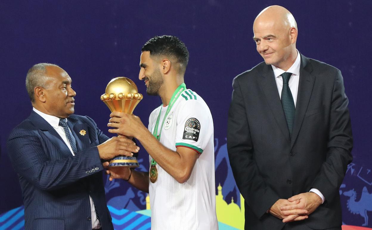 Ahmad Ahmad, presidente de la CAF (i), durante la entrega del trofeo en la última Copa África.