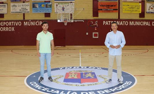 El edil de Deportes y el alcalde torroxeño, en el pabellón. 