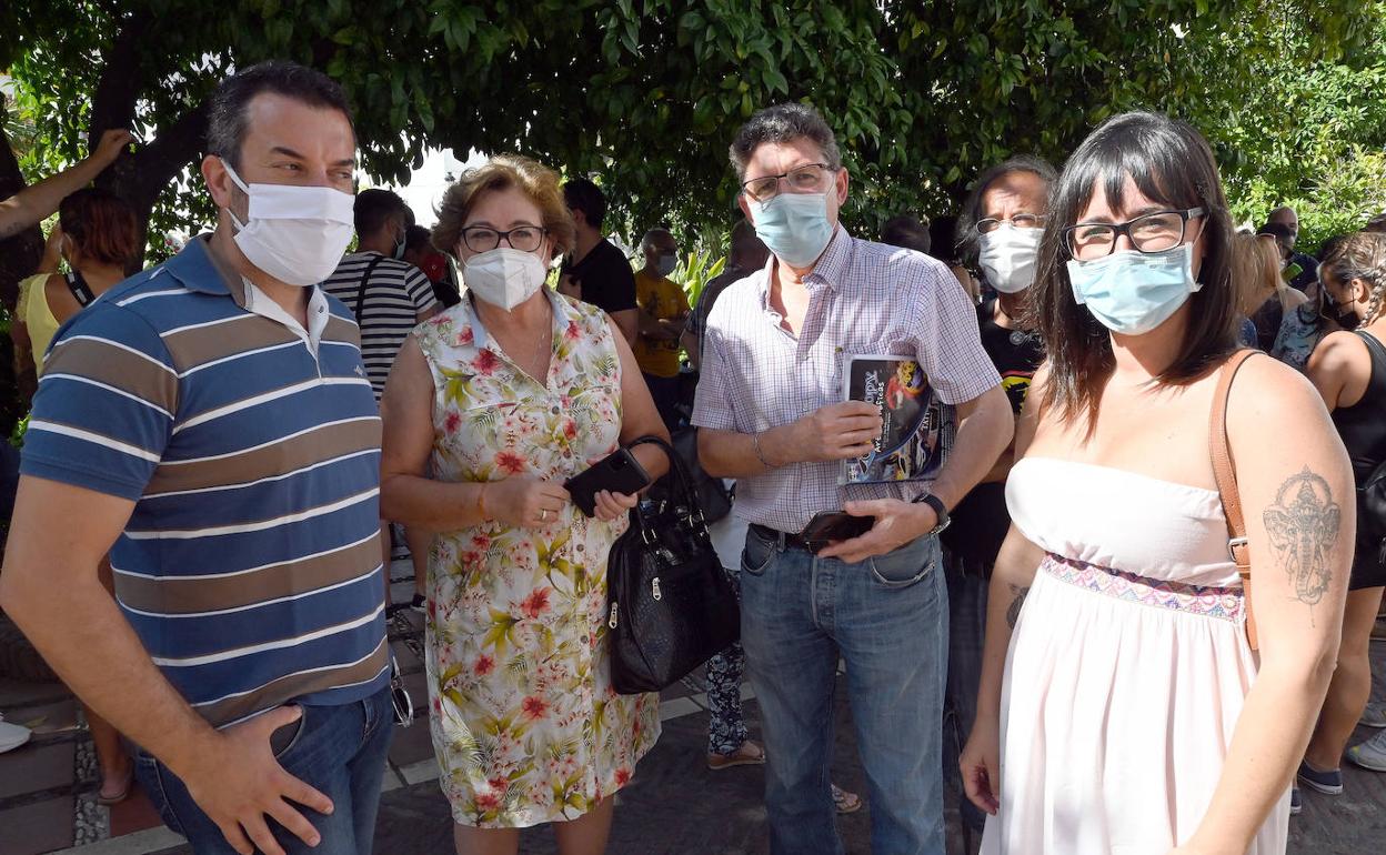 Lola Villalba, junto a miembros del comité de empresa, a las puertas del Ayuntamiento de Marbella 
