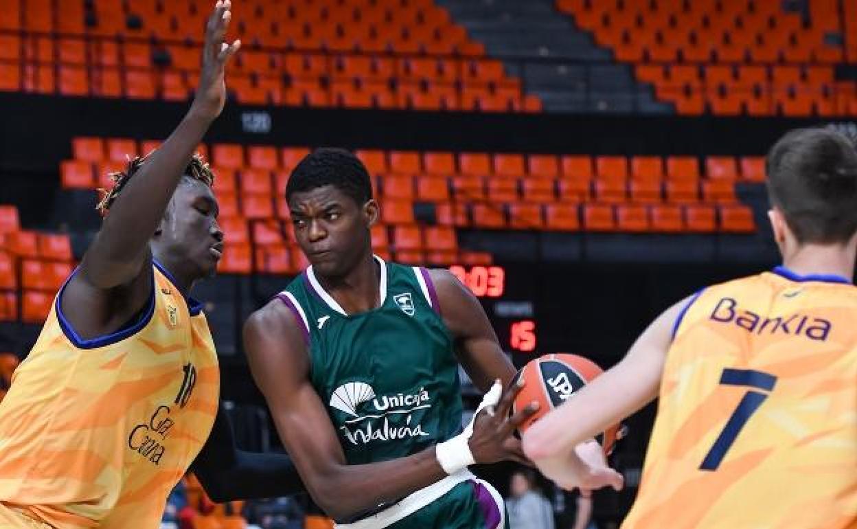 Yannick Nzosa, durante el torneo de la Euroliga en un partido entre el Unicaja y el Gran Canaria. 