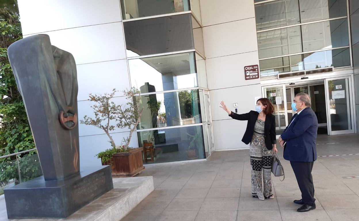 Aída Vilaret, junto al subdelegado del Gobierno, durante una visita a la Jefatura Provincial de Tráfico.