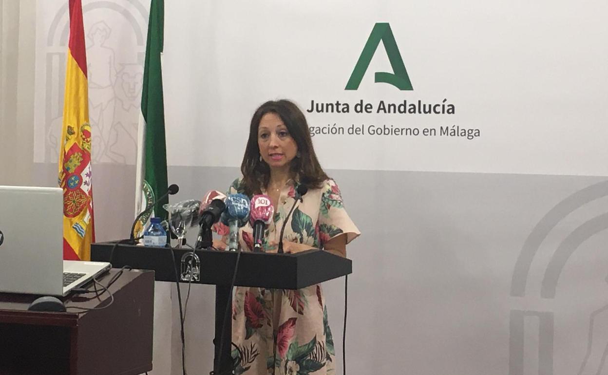 Patricia Navarro comparece ante los medios de comunicación, en la Delegación de la Junta en Málaga, este jueves. 
