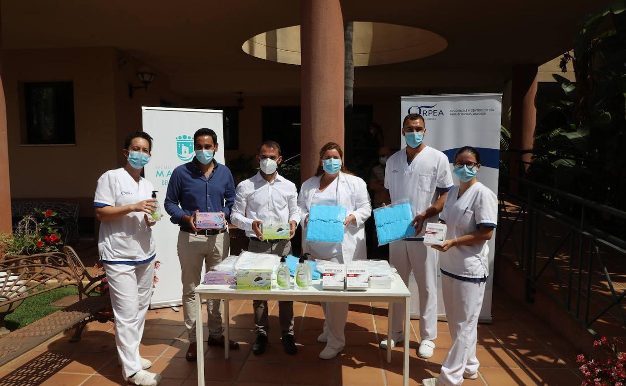 Entrega del material en la residencia Orpea de Puerto Banús 