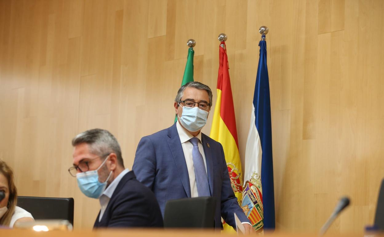 Salado, de pie, y Maldonado, sentado, ayer en el pleno de la Diputación de Málaga.