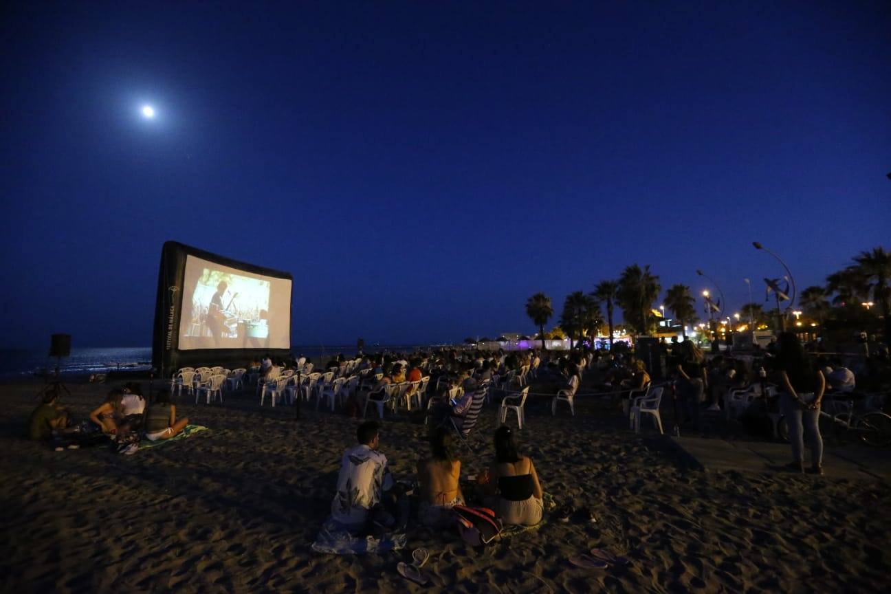 La playa de La Misericordia y el recinto Eduardo Ocón ejercieron ayer de cines 