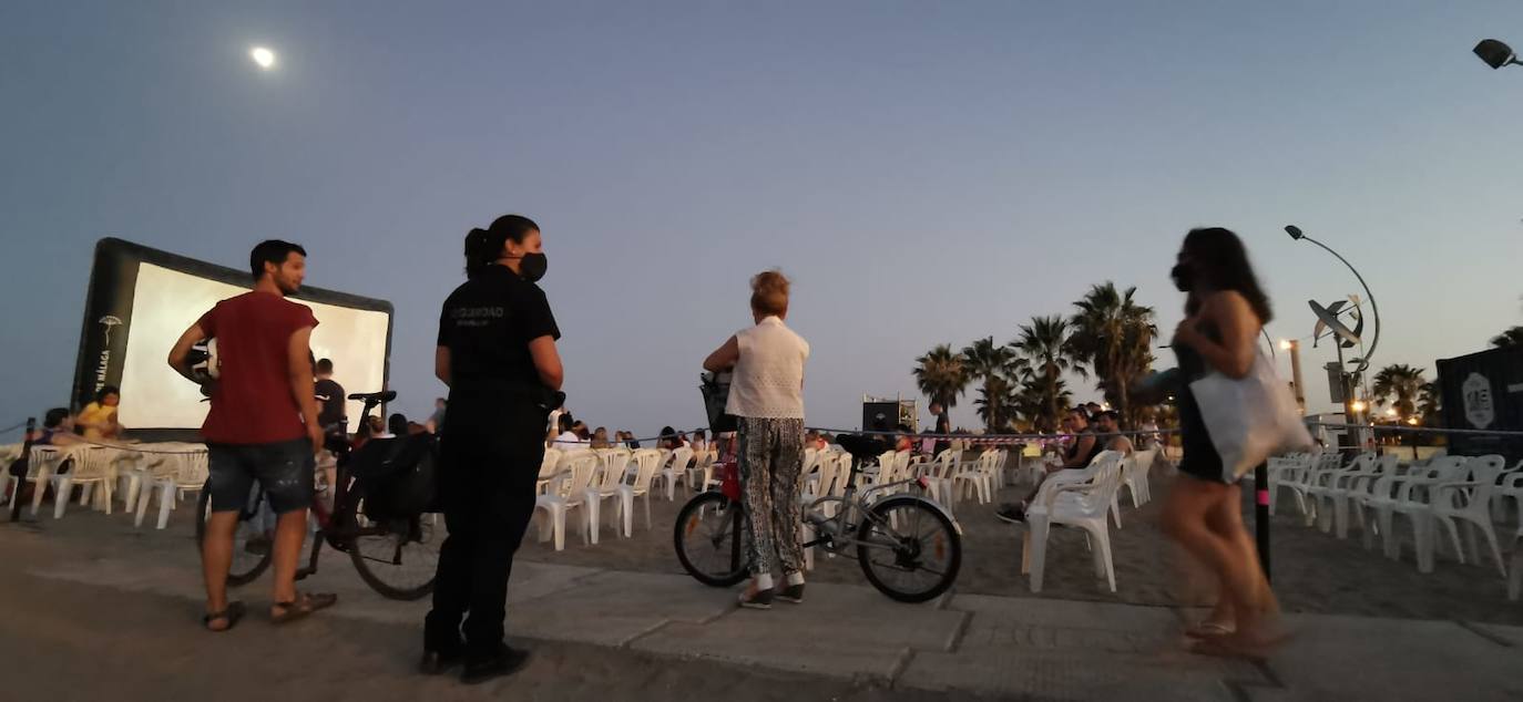 La playa de La Misericordia y el recinto Eduardo Ocón ejercieron ayer de cines 