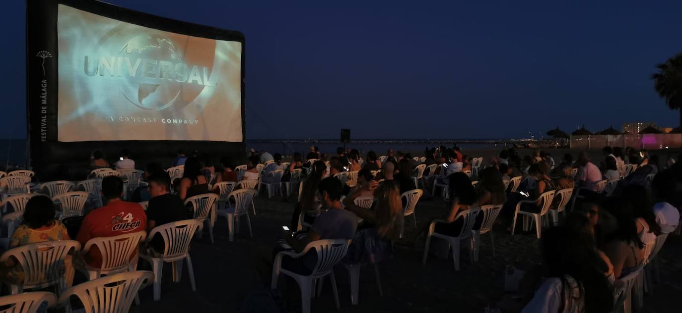 La playa de La Misericordia y el recinto Eduardo Ocón ejercieron ayer de cines 
