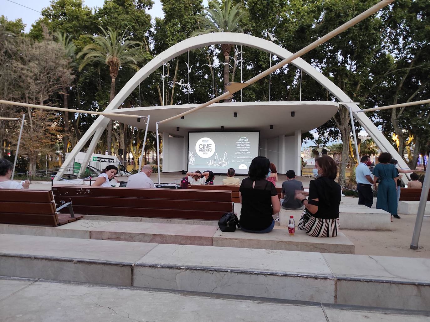 La playa de La Misericordia y el recinto Eduardo Ocón ejercieron ayer de cines 