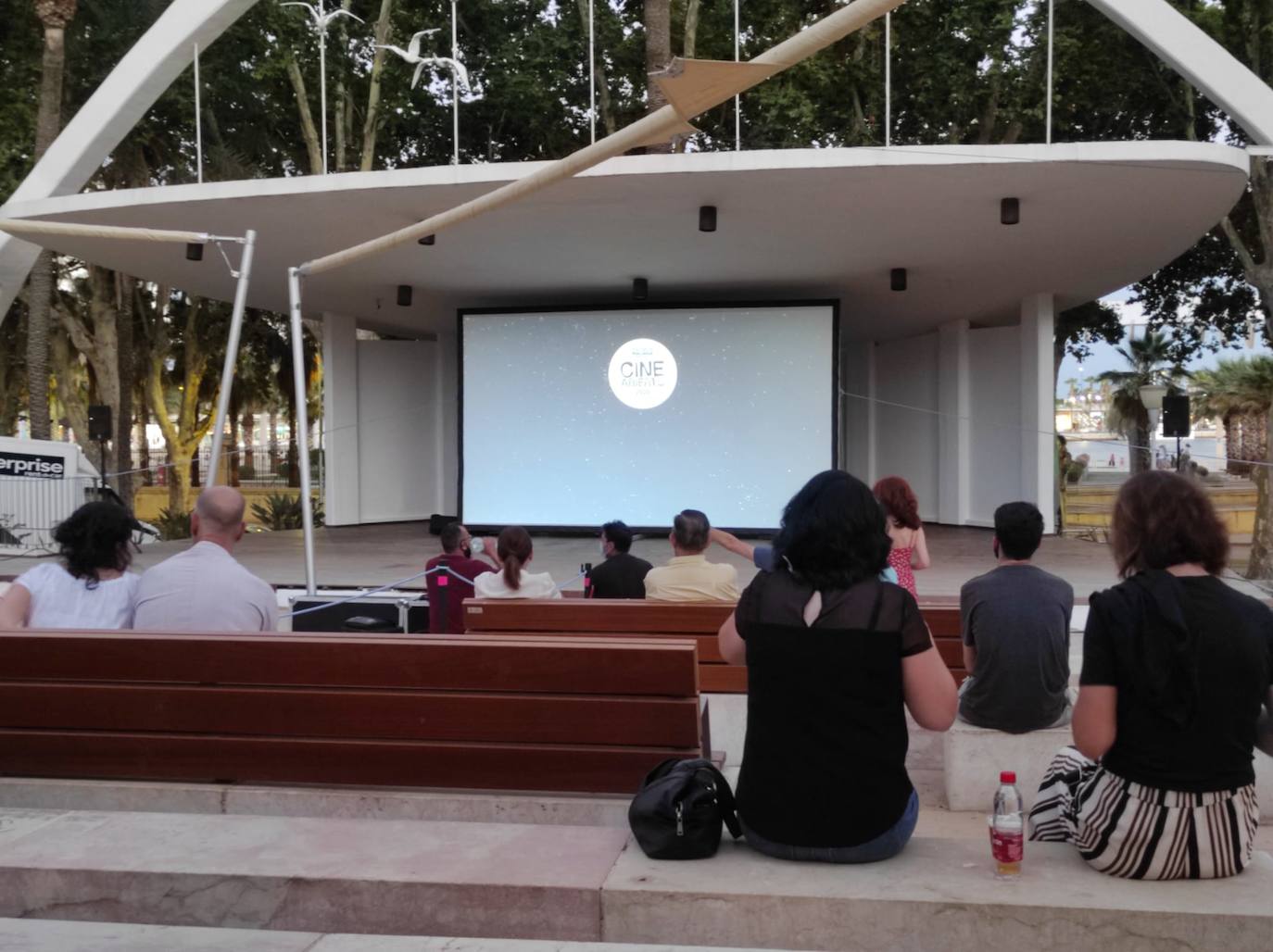 La playa de La Misericordia y el recinto Eduardo Ocón ejercieron ayer de cines 