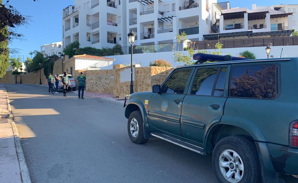 Un momento de la operación desplegada este viernes en Manilva por la Guardia Civil. 