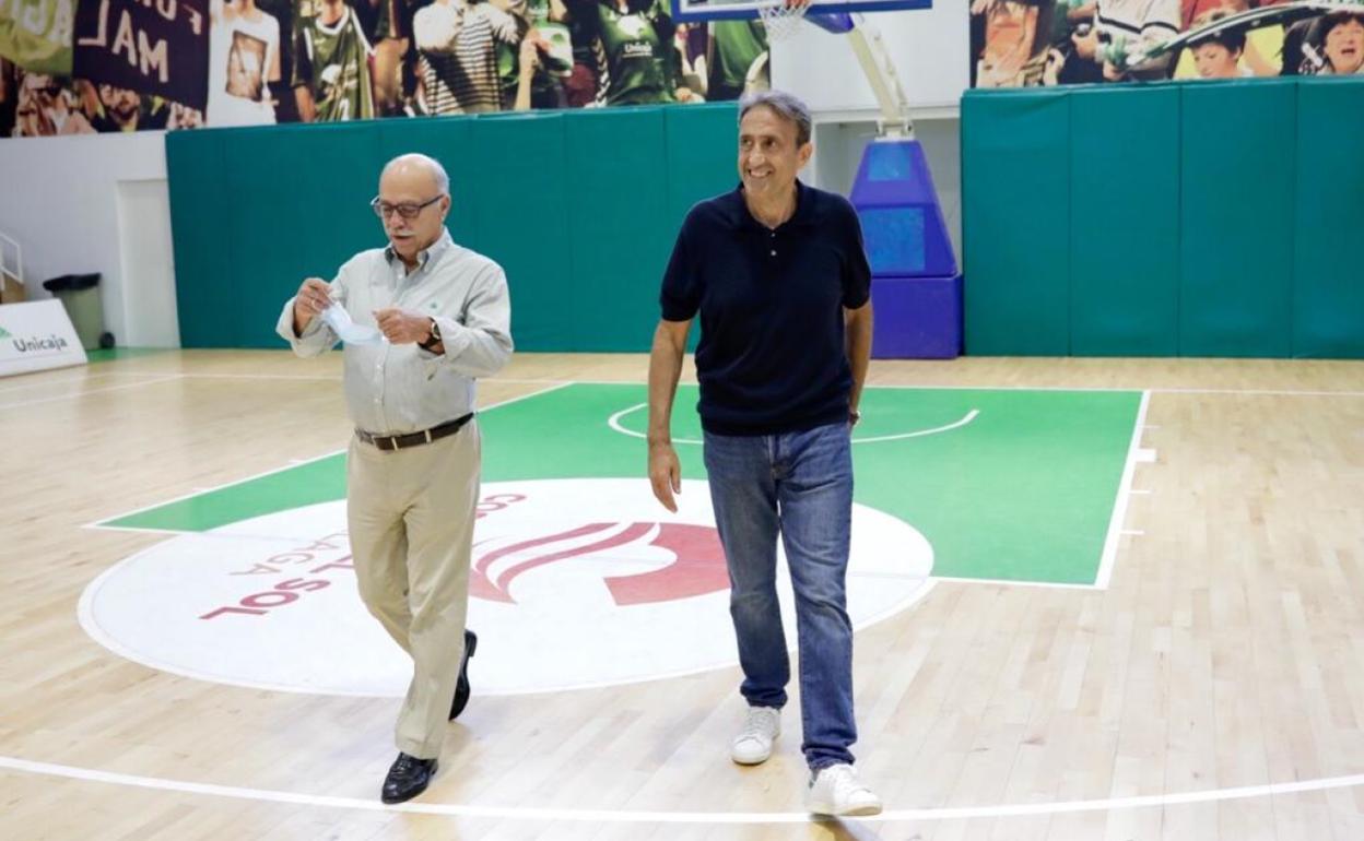 El presidente del Unicaja, Eduardo García y Luis Casimiro esta mañana en Los Guindos. 