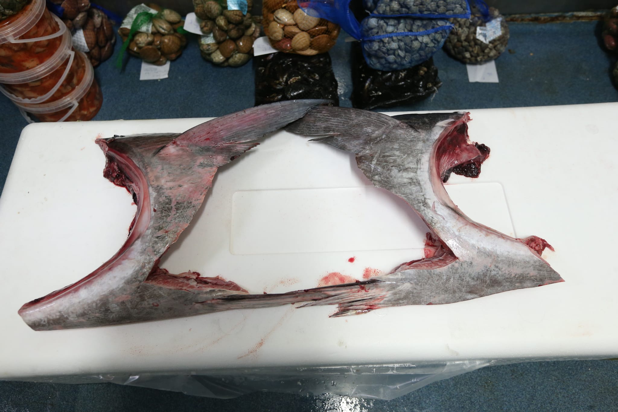 Varios puestos de Mercamálaga, realizan a diario el espectacular despiece de esta especie tan apreciada en el mundo