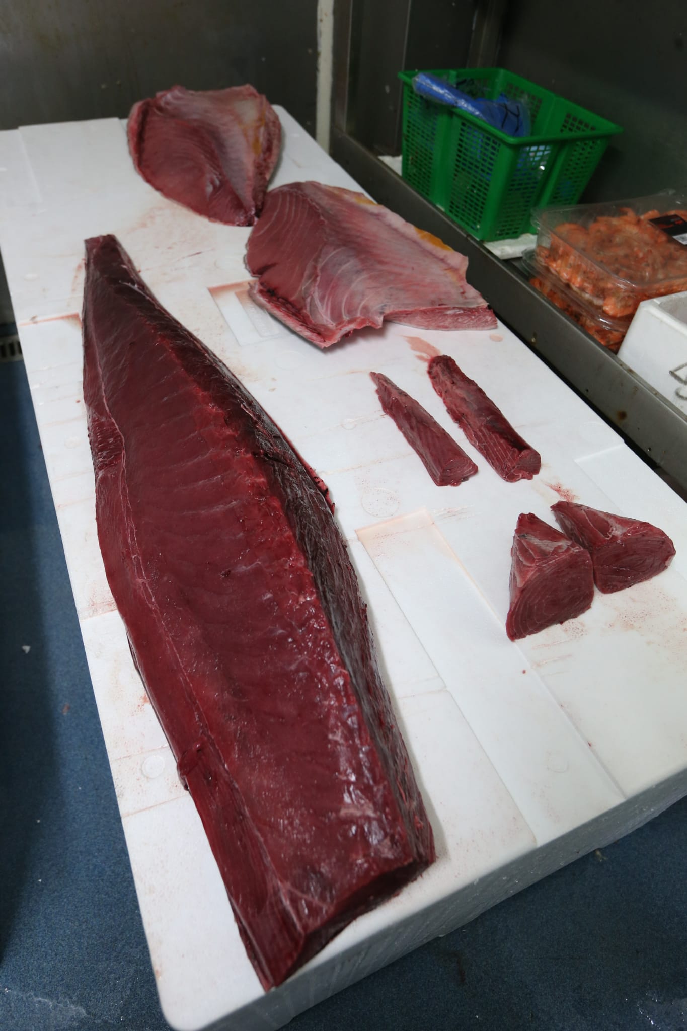 Varios puestos de Mercamálaga, realizan a diario el espectacular despiece de esta especie tan apreciada en el mundo