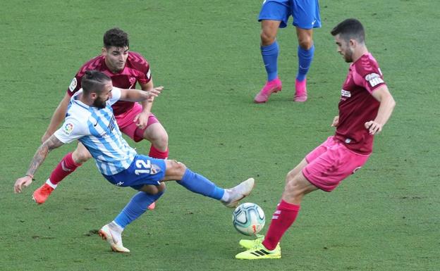 El Málaga salva el empate con uno menos en un partido clave