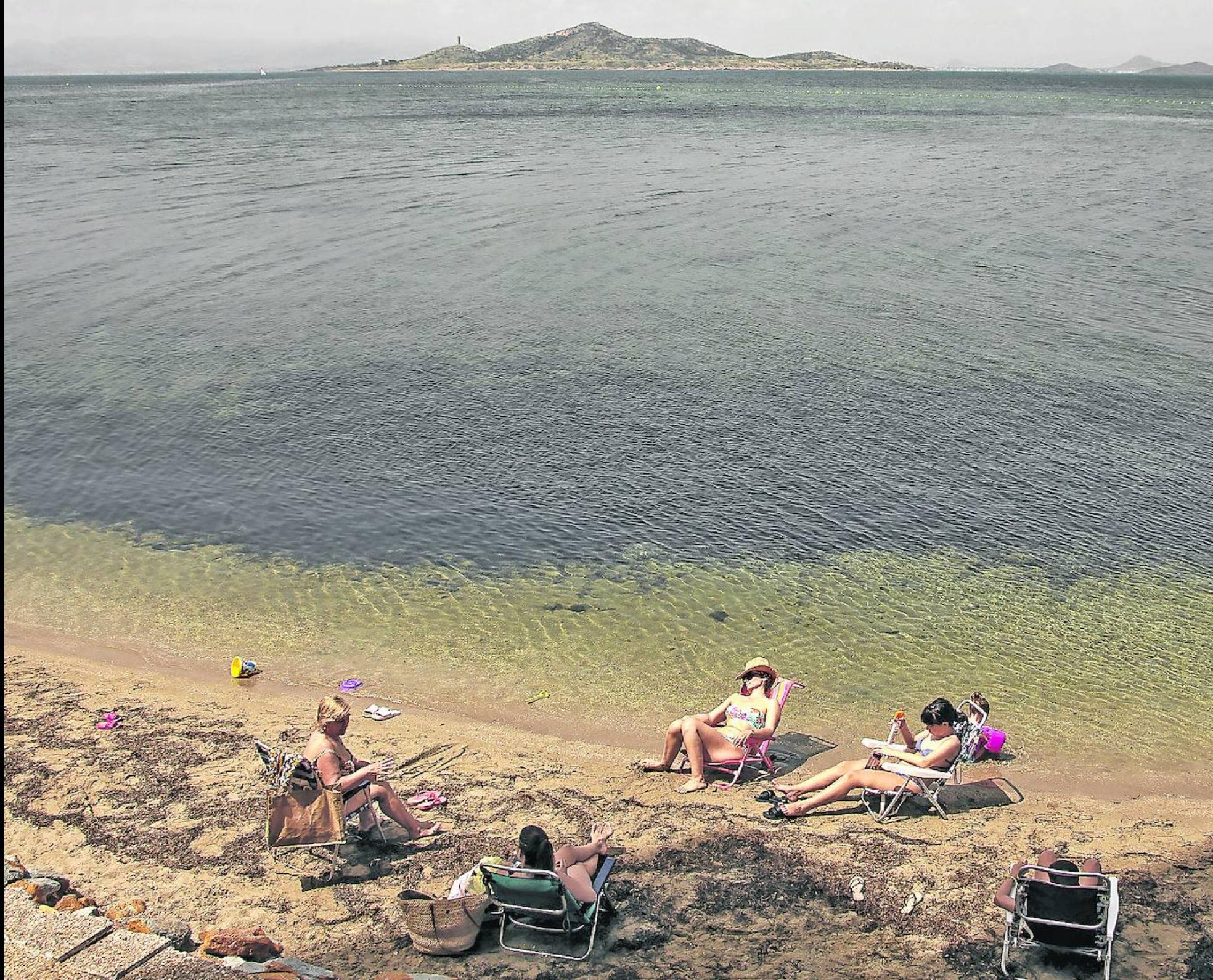 La pérdida de arena ha estrechado las playas a causa de las riadas. 