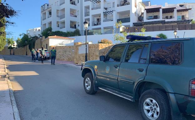 Un momento de la operación desplegada este viernes en Manilva por la Guardia Civil. / SUR