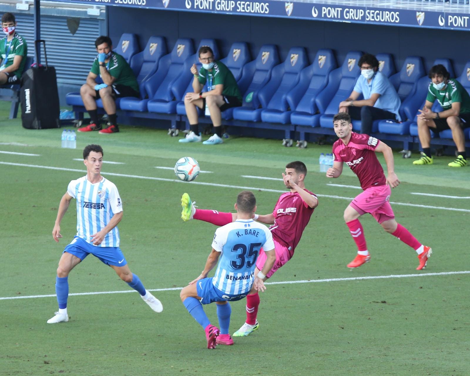 Duelo directo entre dos rivales que luchan por la permanencia en Segunda a falta de pocas jornadas para el final del campeonato.