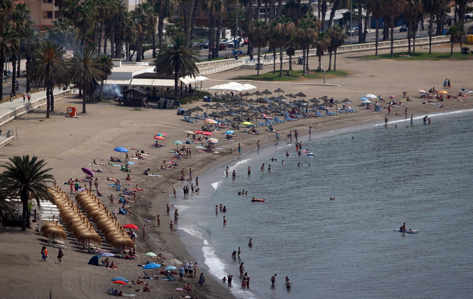 La avalancha de bañistas obliga al cierre puntual de 29 playas en Málaga por exceso de aforo