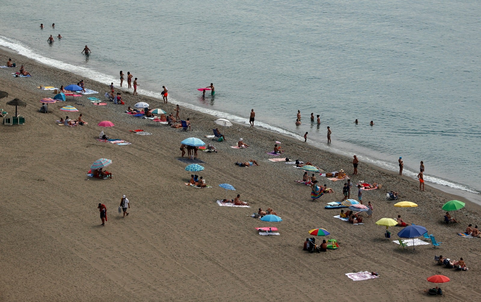 La avalancha de bañistas obliga al cierre puntual de 29 playas en Málaga por exceso de aforo
