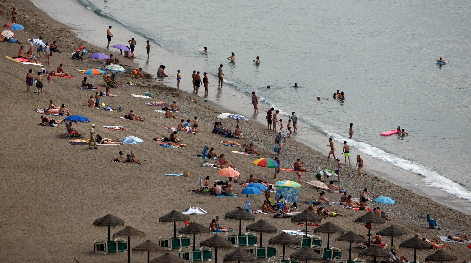 La avalancha de bañistas obliga al cierre puntual de 29 playas en Málaga por exceso de aforo