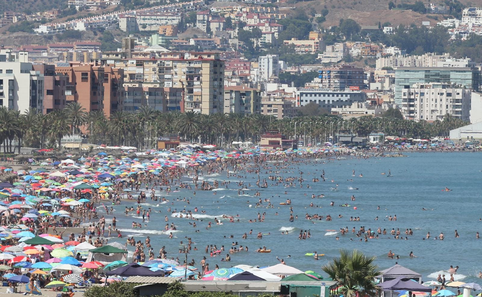 La avalancha de bañistas obliga al cierre puntual de 29 playas en Málaga por exceso de aforo