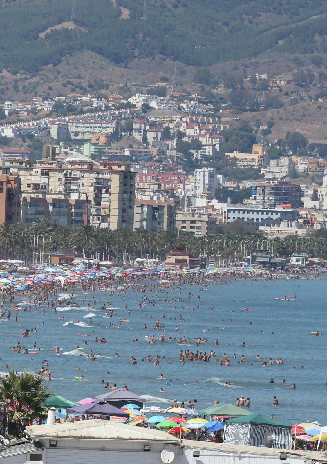 La avalancha de bañistas obliga al cierre puntual de 29 playas en Málaga por exceso de aforo