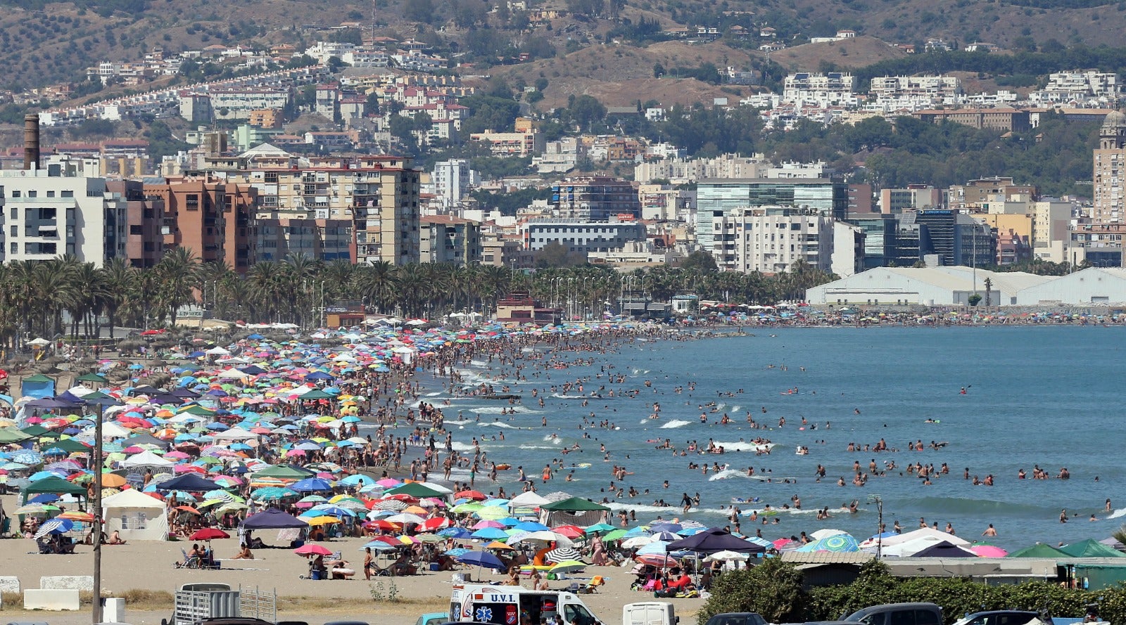 La avalancha de bañistas obliga al cierre puntual de 29 playas en Málaga por exceso de aforo