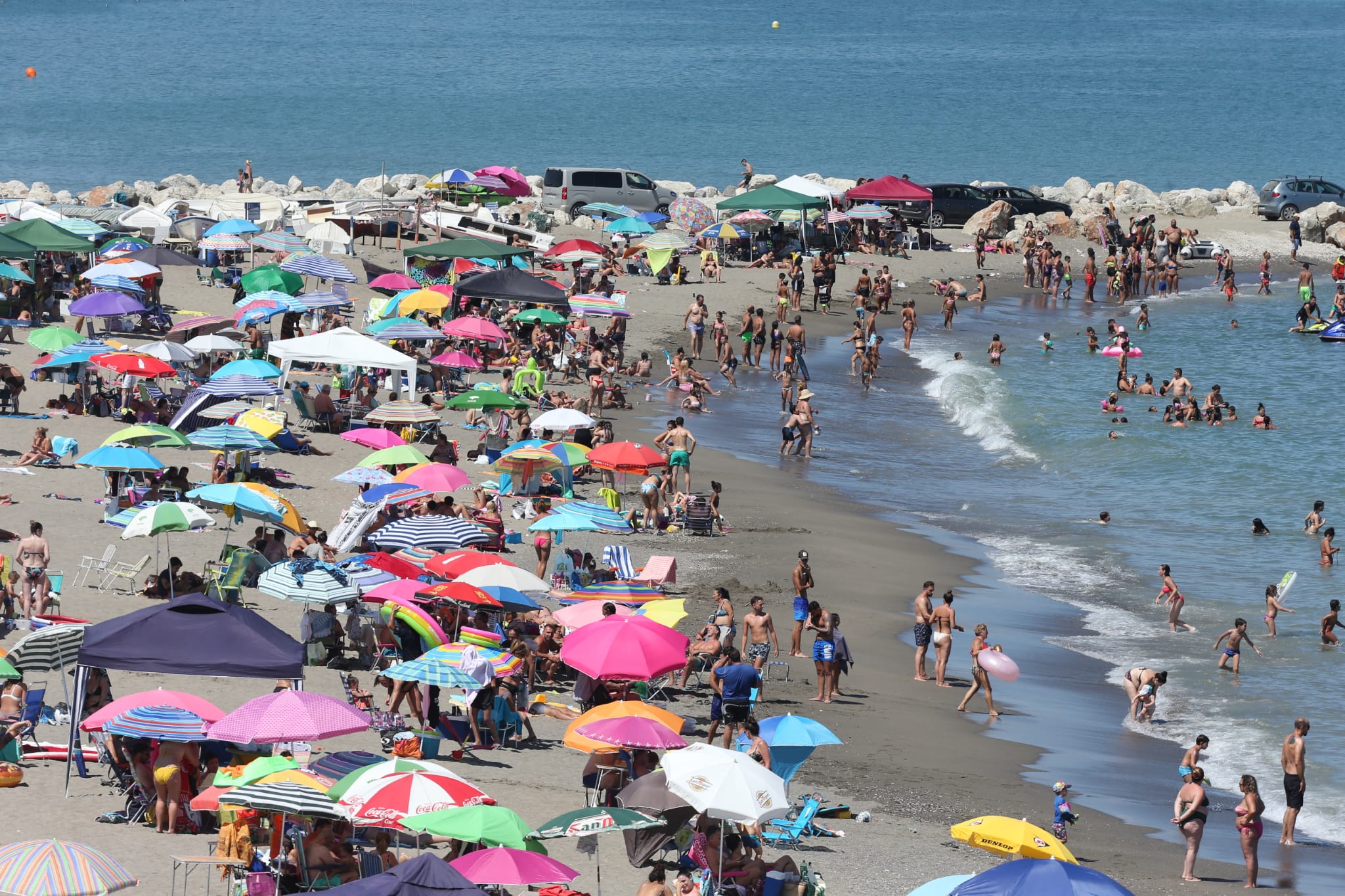La avalancha de bañistas obliga al cierre puntual de 29 playas en Málaga por exceso de aforo