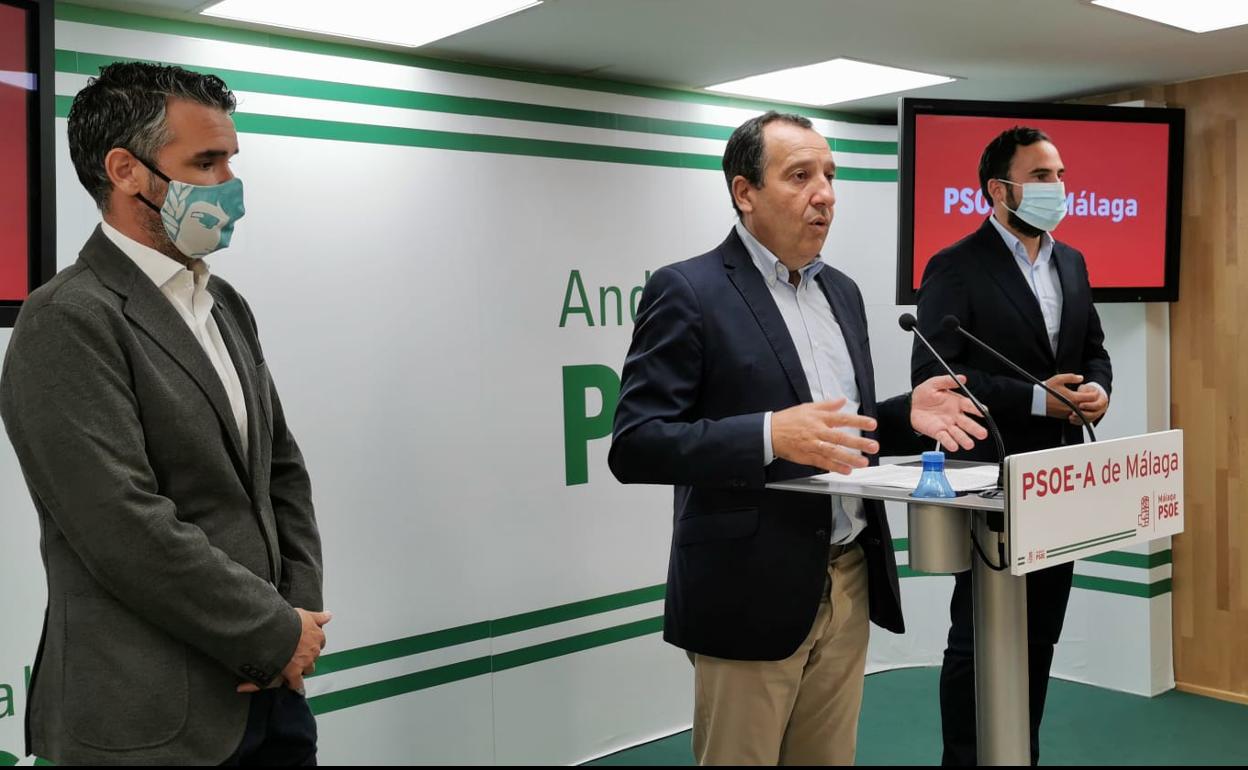 Bernal, Ruiz Espejo y Pérez, ayer, en la rueda de prensa en la sede socialista.