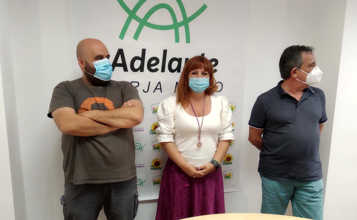 La parlamentaria Vanessa García, con los ediles de Adelante en Nerja. 