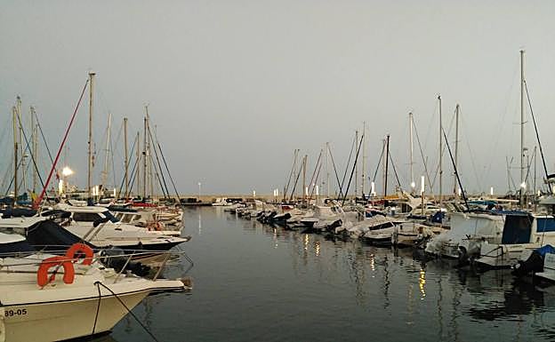 Embarcaciones en el puerto de La Caleta.